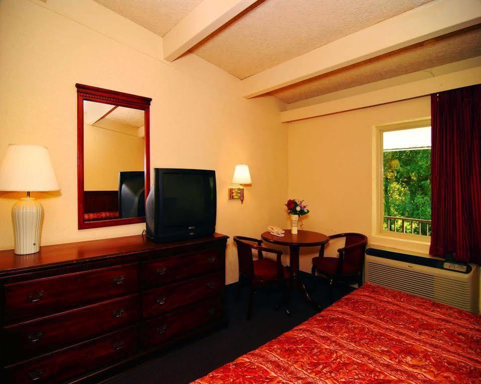 Econo Lodge Inn & Suites Binghamton Esterno foto