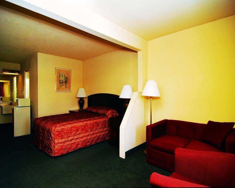 Econo Lodge Inn & Suites Binghamton Esterno foto