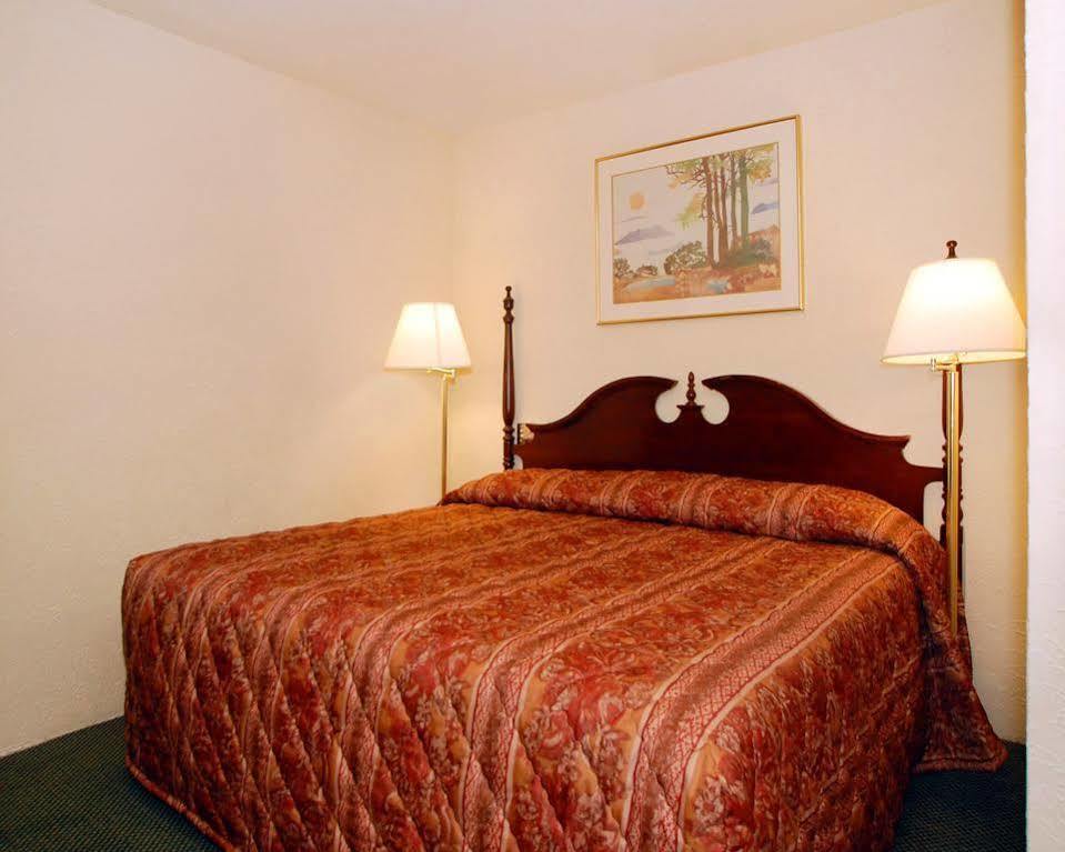 Econo Lodge Inn & Suites Binghamton Esterno foto
